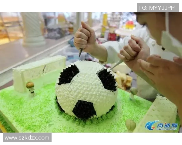 足球球星亲手制作个性蛋糕 甜蜜与足球激情的完美融合